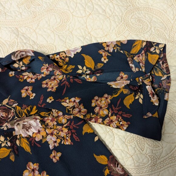 In Every Story Women's Floral Top Sz. X Blue Floral - Picture 5 of 11